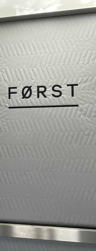 Защитная панель Коверлифт с логотипом FØRST в лифтовой кабине ЖК Форст ПИК
